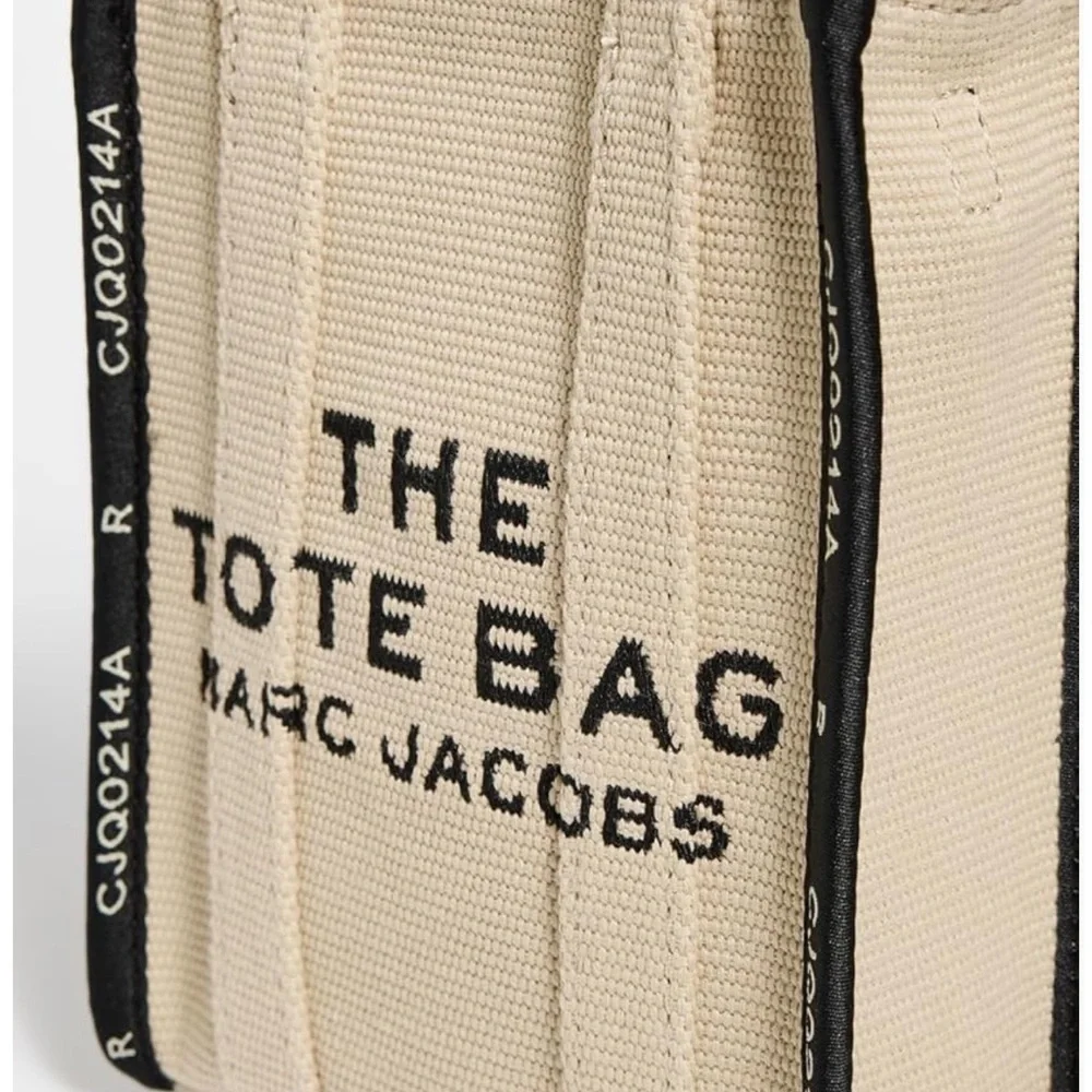 Marc Jacobs Beige Jacquard Crossbody Tote Bag “NEW”
In original packaging ‼️ - Picture 11 of 16